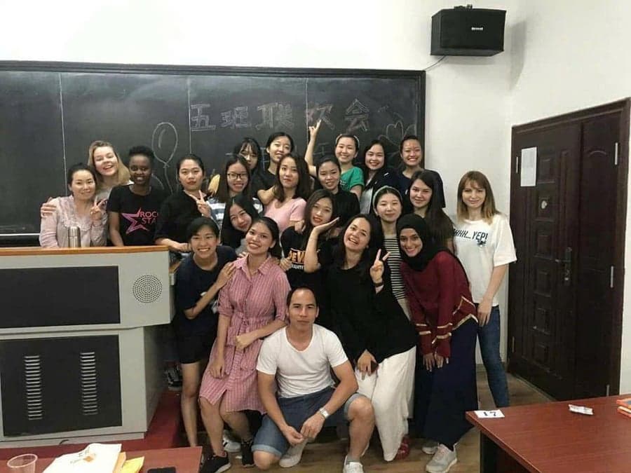 Nhóm học viên quốc tế chụp ảnh cùng nhau tại lớp học thực tế