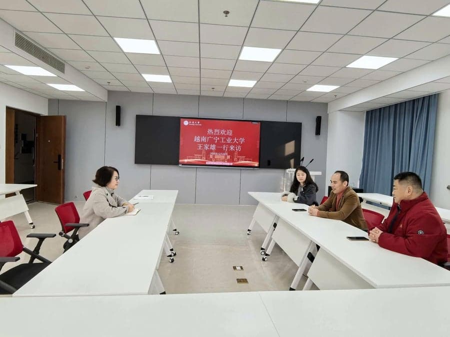 Thầy Hoàng Thượng trong buổi làm việc thực tế với đối tác đào tạo tại Trung Quốc