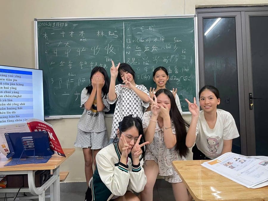Học viên thực tế trong giờ học tiếng Trung tại Hoàng Thượng