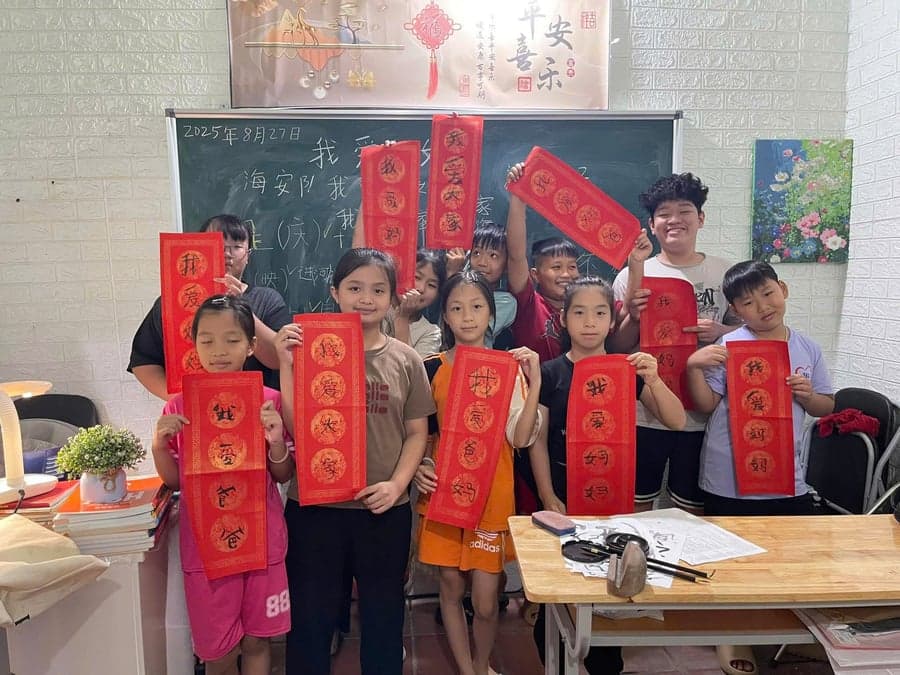Học viên nhỏ tuổi thực hành thư pháp tiếng Trung tại Hoàng Thượng