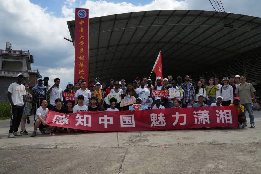 Đoàn giao lưu văn hoá quốc tế tại một trường đại học Trung Quốc