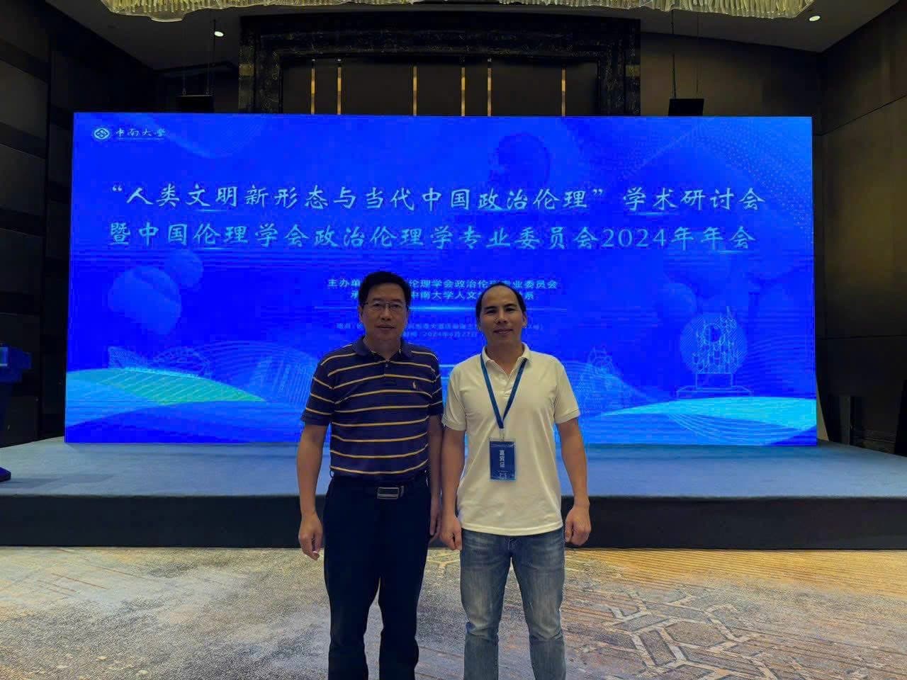 Thầy Hoàng Hùng tham dự hoạt động giao lưu học thuật tại Đại học Trung Nam