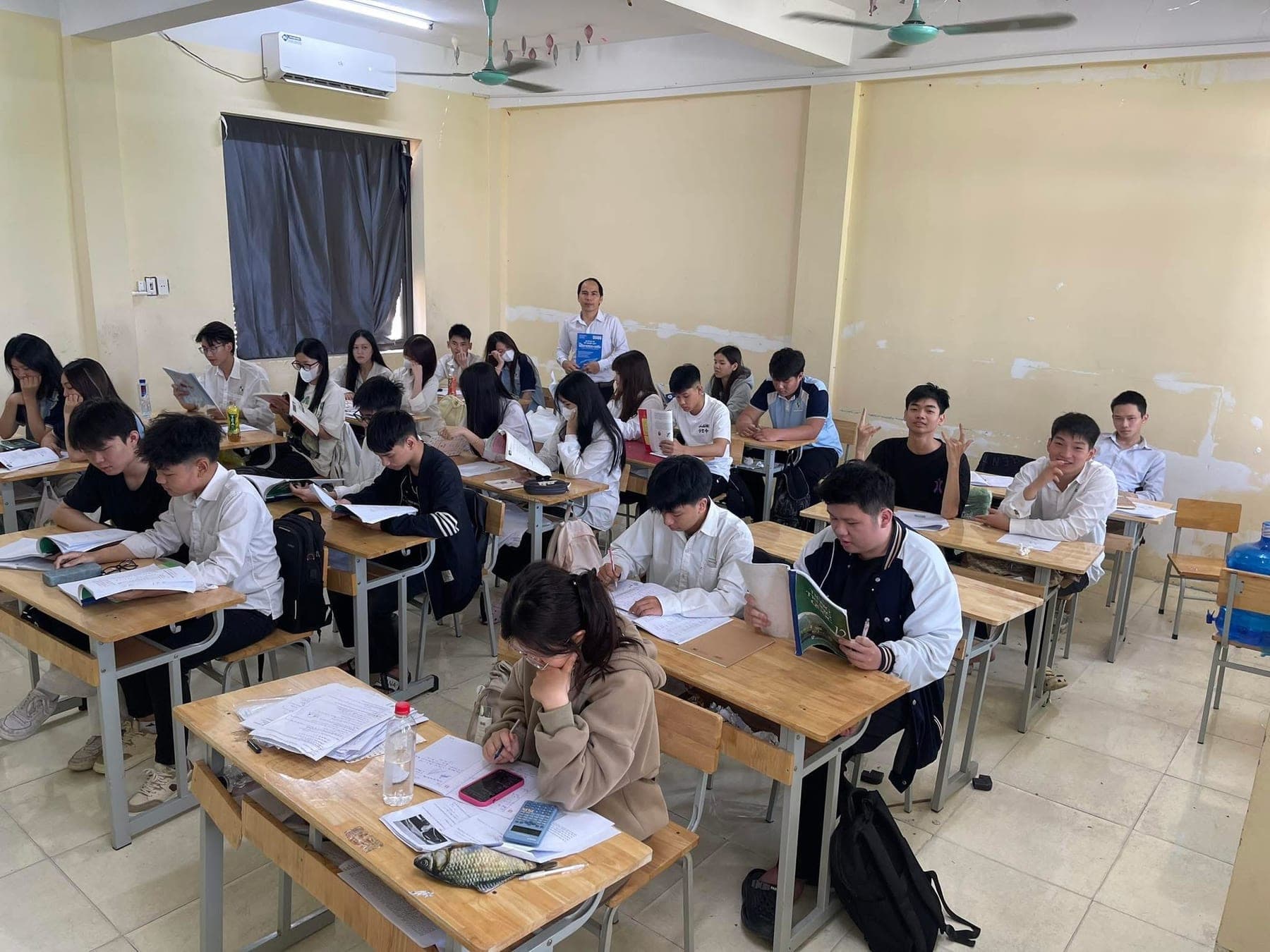 Thầy Hoàng Hùng trong một buổi giảng dạy tiếng Trung thực tế