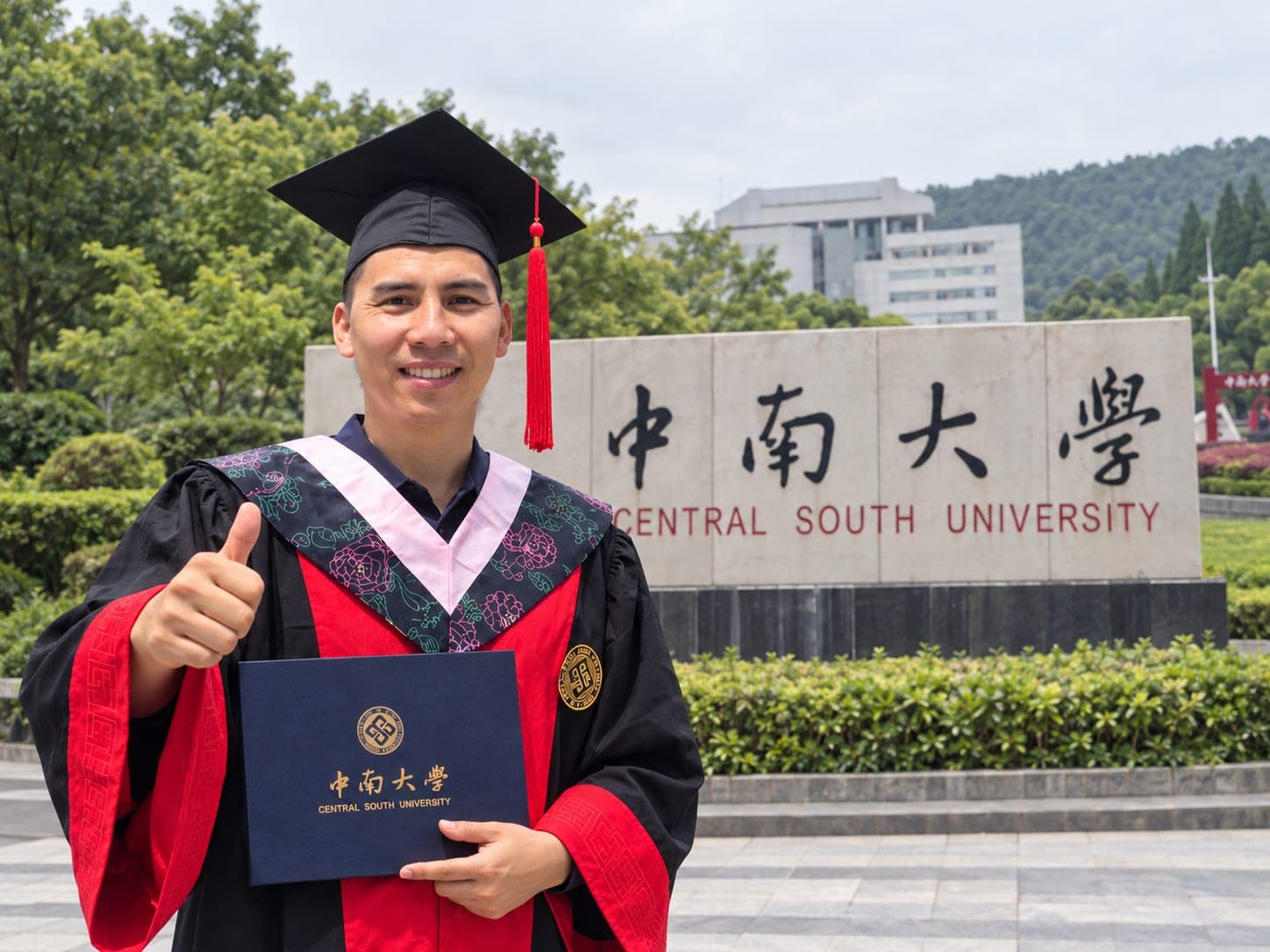 Tiến sĩ Hoàng Hùng trong lễ tốt nghiệp tại Đại học Trung Nam, Trung Quốc